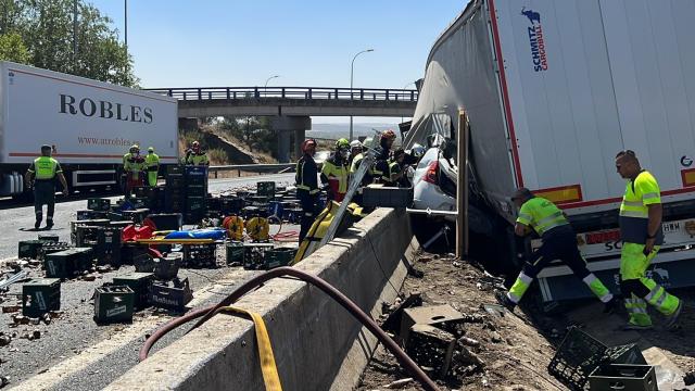 El turismo quedó completamente aplastado contra la mediana. Imagen: 112 Comunidad de Madrid.