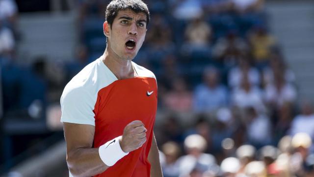 Carlos Alcaraz celebra.