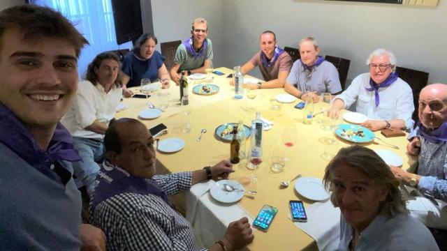 Diez amigos y compañeros disfrutando de la gastronomía palentina