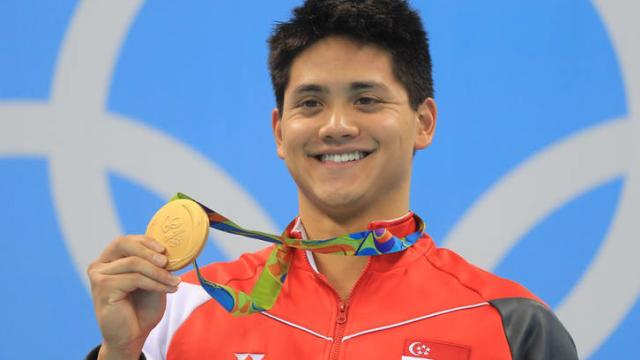 Joseph Schooling con su medalla de oro en los JJOO de Río 2016