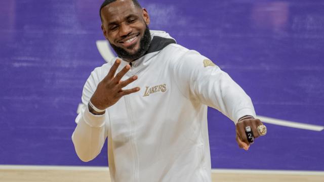 LeBron James, en una imagen de archivo con Los Angeles Lakers