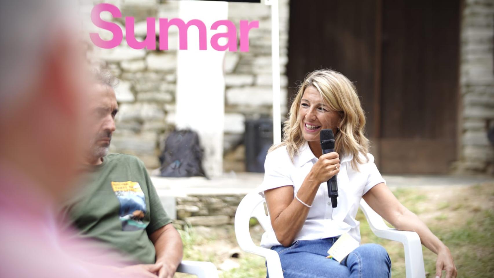 La vicepresidenta segunda del Gobierno y ministra de Trabajo, Yolanda Díaz (centro) presenta Sumar en la localidad de Folgoso do Courel.