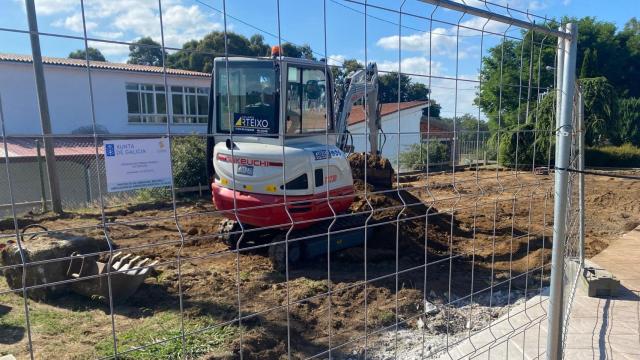 Inicio de las obras del parque infantil cubierto de Teixeiro.