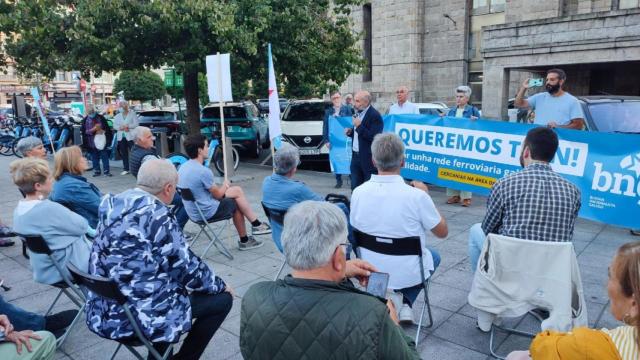 Acto frente a la estación de tren de A Coruña para reclamar la implantación de un servicio de cercanías.