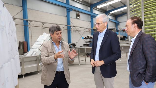 El vicepresidente económico y conselleiro de Economía, Industria e Innovación, Francisco Conde, en la empresa frigorista Megodeza.