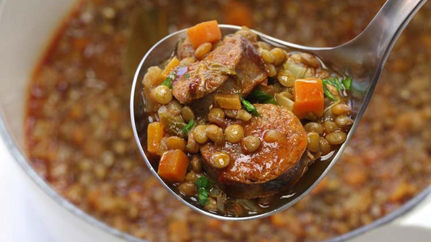 Un plato de lentejas guisadas.