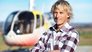 Jesús Calleja junto a un helicóptero.