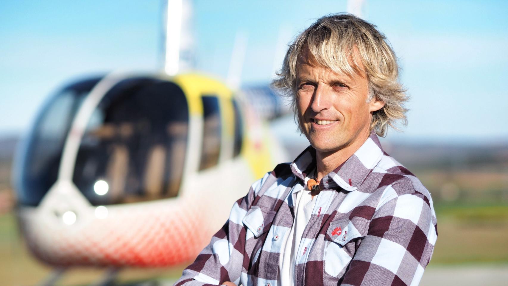 Jesús Calleja junto a un helicóptero.