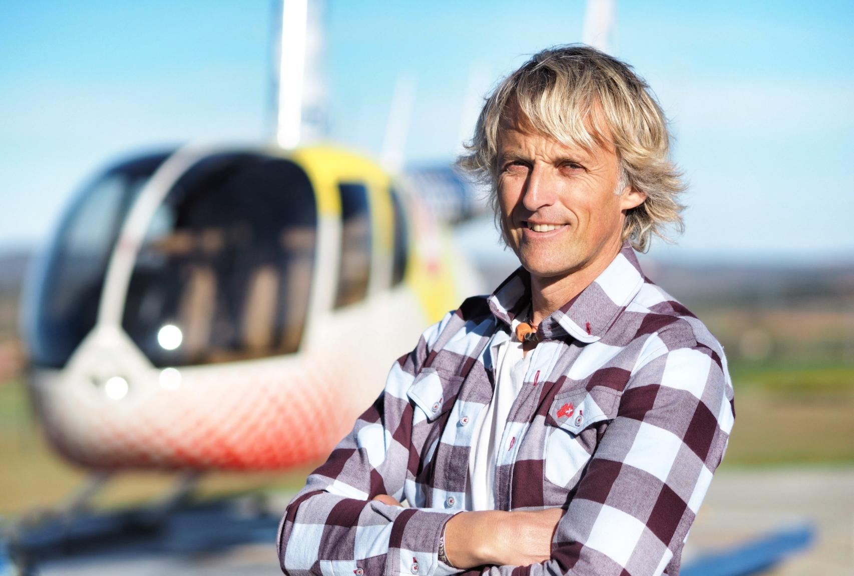 Jesús Calleja junto a un helicóptero.