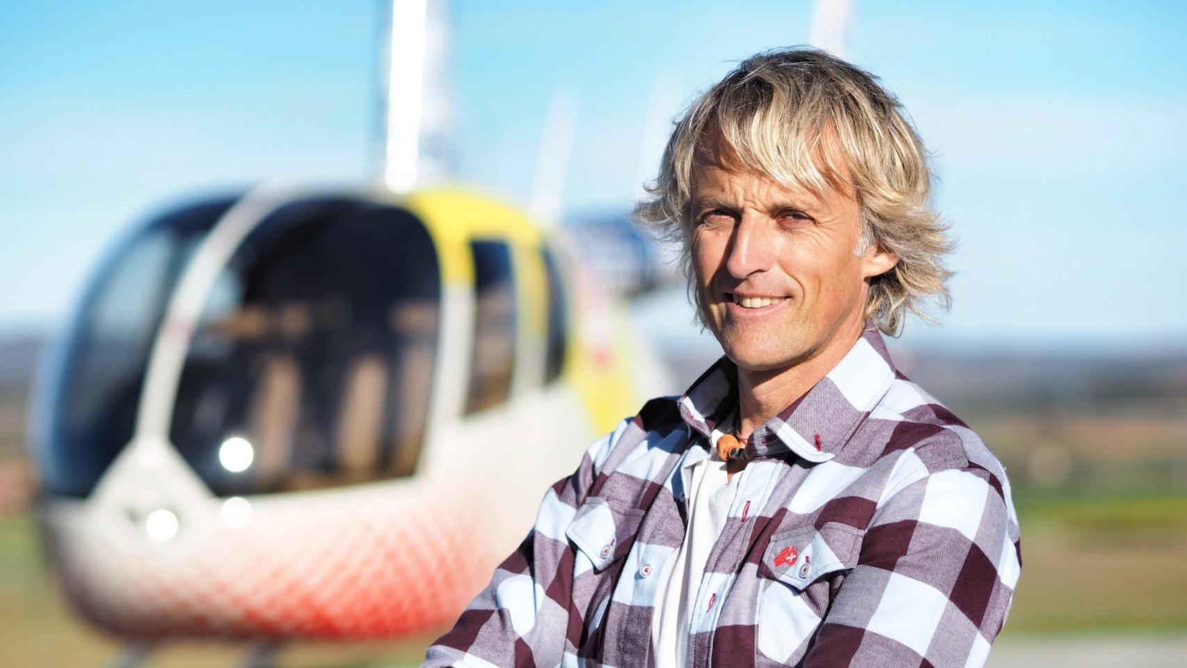 Jesús Calleja junto a un helicóptero.