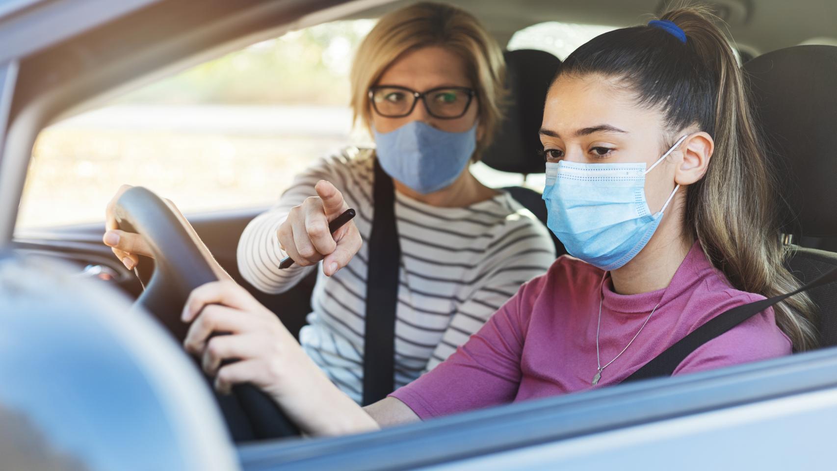 La Concejalía de Juventud lanza ayudas de juventud para facilitar el acceso al carnet de conducir y de idiomas. En la imagen, una alumna en prácticas de una autoescuela.