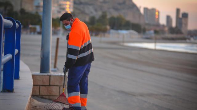 Un operario de UTE Alicante limpia una de las playas de la ciudad.
