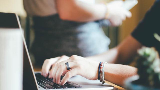 Una mujer utiliza sus redes sociales a través del rodenador.