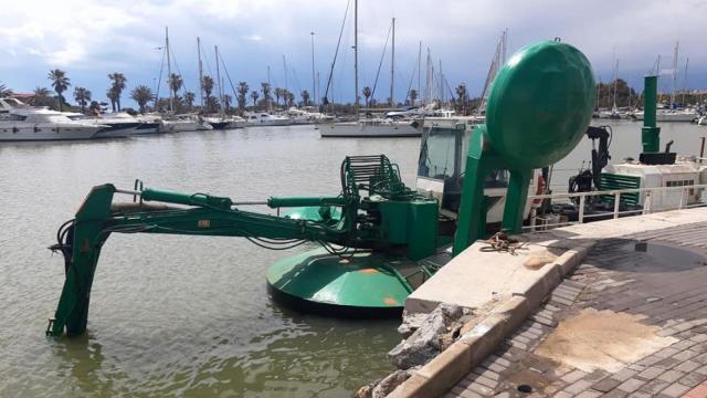 Draga para el canal de emergencia en el pruerto de Guardamar.