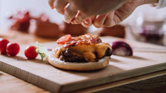 El truco para que tus hamburguesas caseras estén mejor que las de los restaurantes.