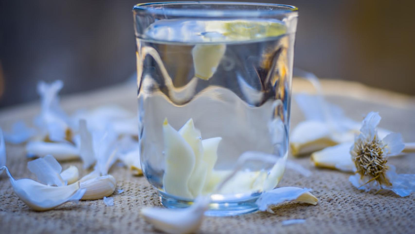 El agua es la mejor forma de pelar un ajo.