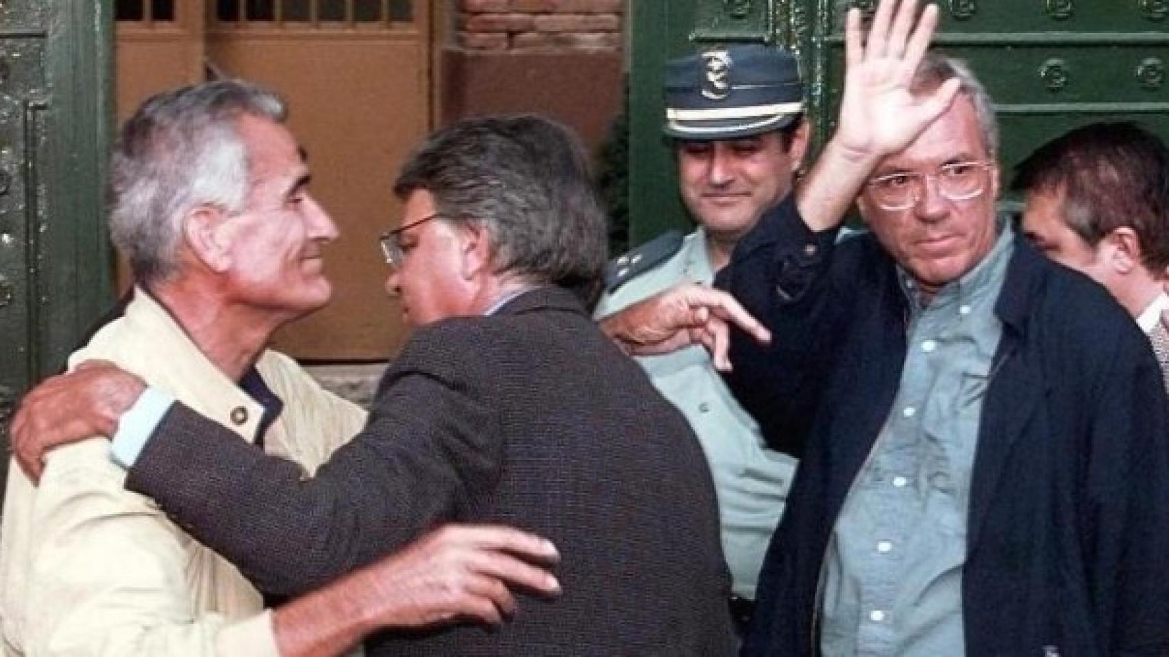 Entrada en prisión de José Barrionuevo y Rafael Vera, exministros del PSOE, entrando a la cárcel con el apoyo de Felipe González.