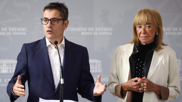 El ministro de la Presidencia, Félix Bolaños, y la presidenta del Consejo de Estado, María Teresa Fernández de la Vega, comparecen después de una reunión este viernes.