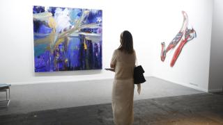 Una mujer contempla una obra en la exposición de ARCO de 2021.