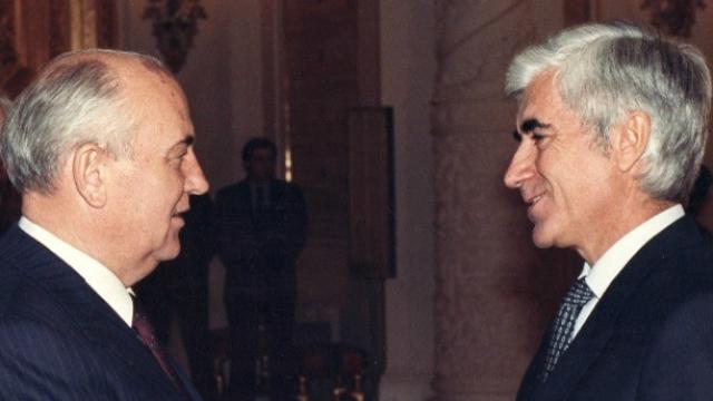 José Cuenca (d) estrecha la mano de Mijaíl Gorbachov (i)