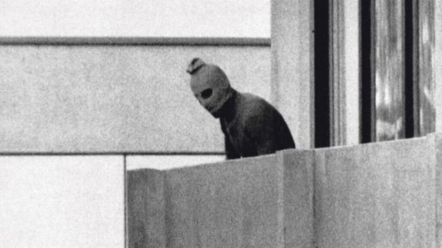 Uno de los secuestradores palestinos se asoma al balcón de los rehenes israelíes en la Villa Olímpica de Múnich 72.