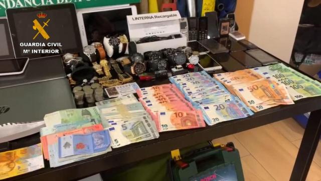 Algunos de los artículos y dinero recuperados.