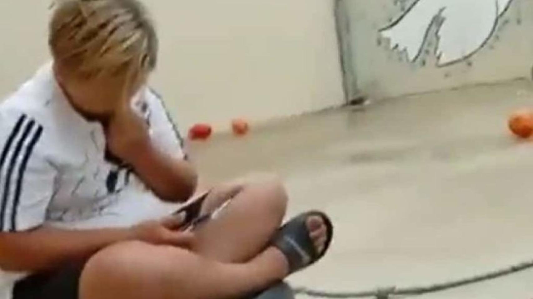 Captura del vídeo que grabaron a Izan mientras le hacían bullying.