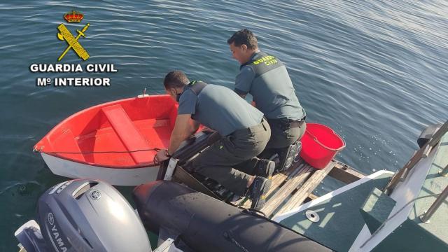 La Guardia Civil de Pontevedra encontró antes de mediodía la embarcación volcada en Punta Couso, en la ría de Aldán (Pontevedra).