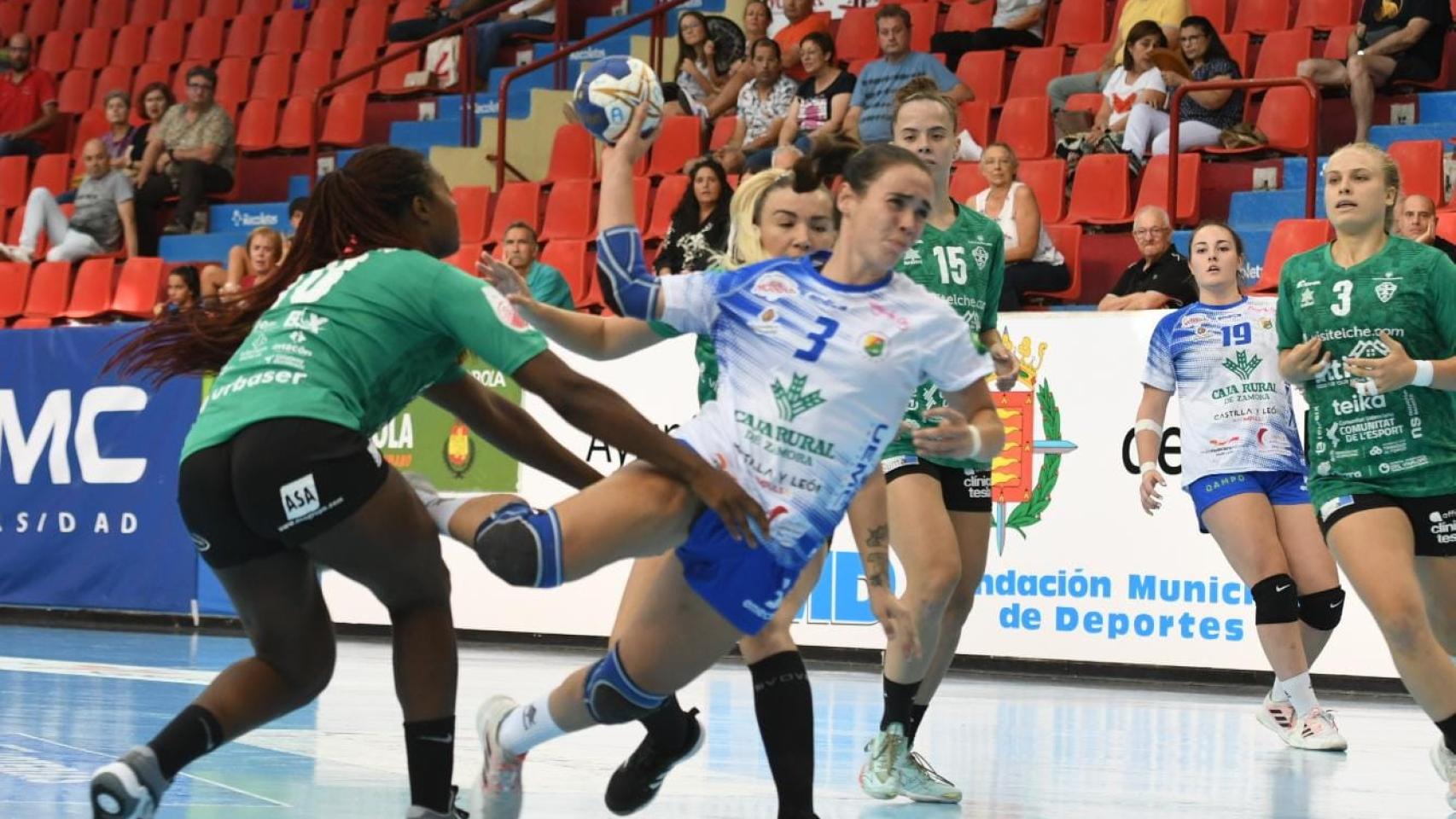 El Caja Rural Aula Valladolid en su partido contra el Atticgo Balonmano Elche