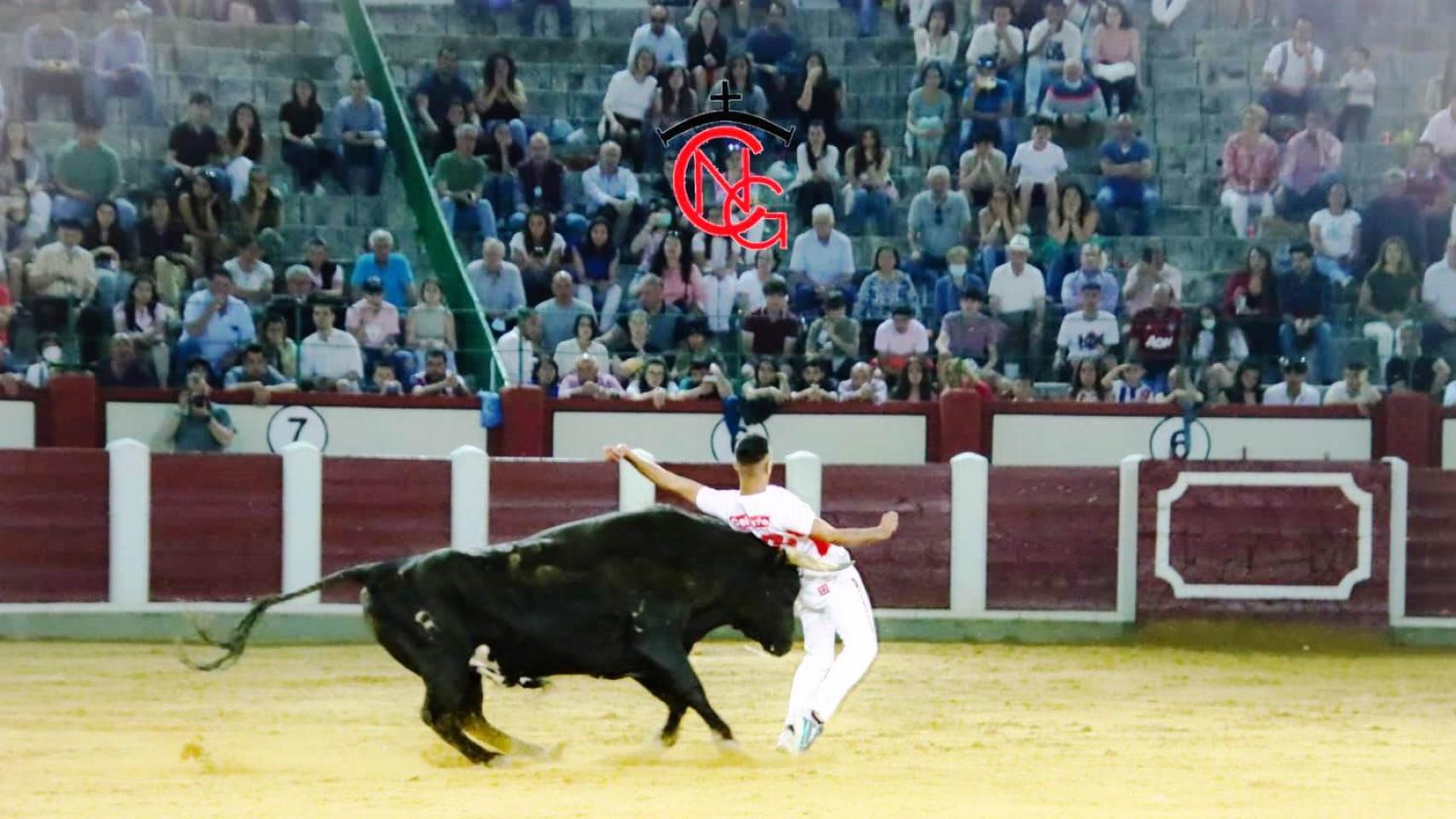 Un cortador esquiva la embestida del toro en la final de la pasada edición