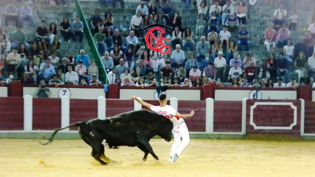 Un cortador esquiva la embestida del toro en la final de la pasada edición
