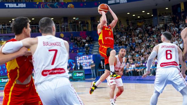 Alberto Díaz ejecuta un tiro en suspensión ante Georgia