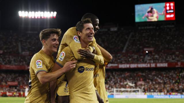 Lewandowski, Gavi y Dembélé celebran un gol contra el Sevilla