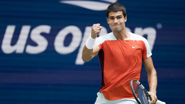 Carlos Alcaraz celebra.