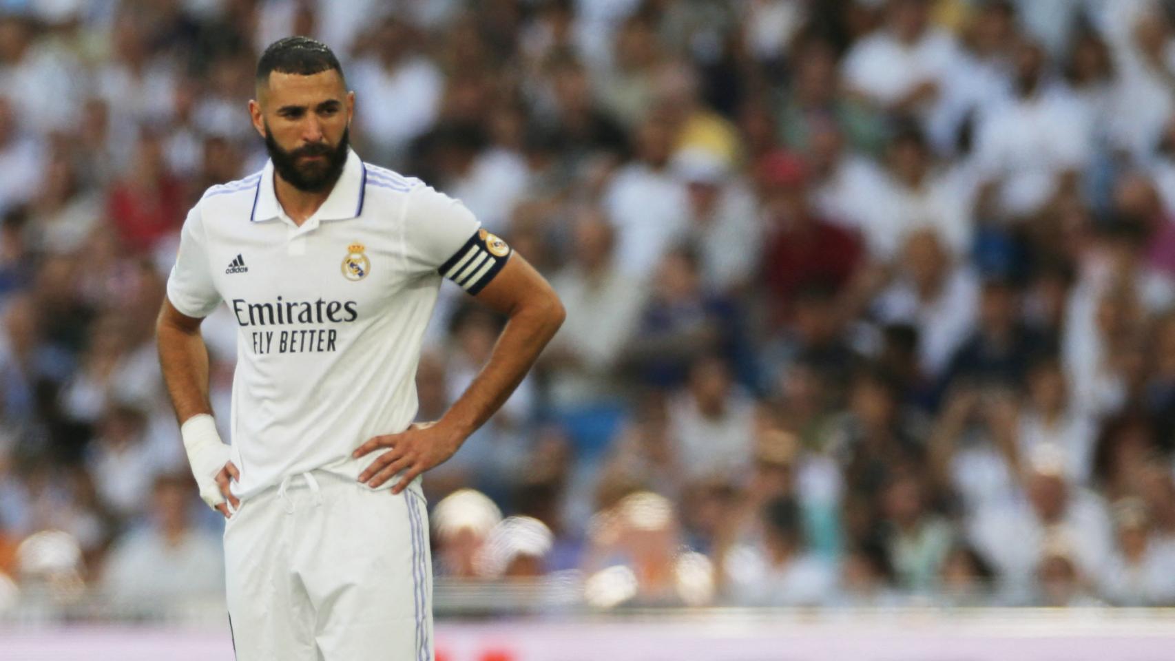 Karim Benzema se prepara para un lanzamiento de falta.
