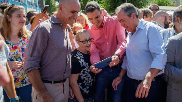 Pedro Sánchez (c), junto al líder del PSOE andaluz, Juan Espadas (d), y el alcalde de Sevilla, Antonio Muñoz (i), durante un paseo por Sevilla.