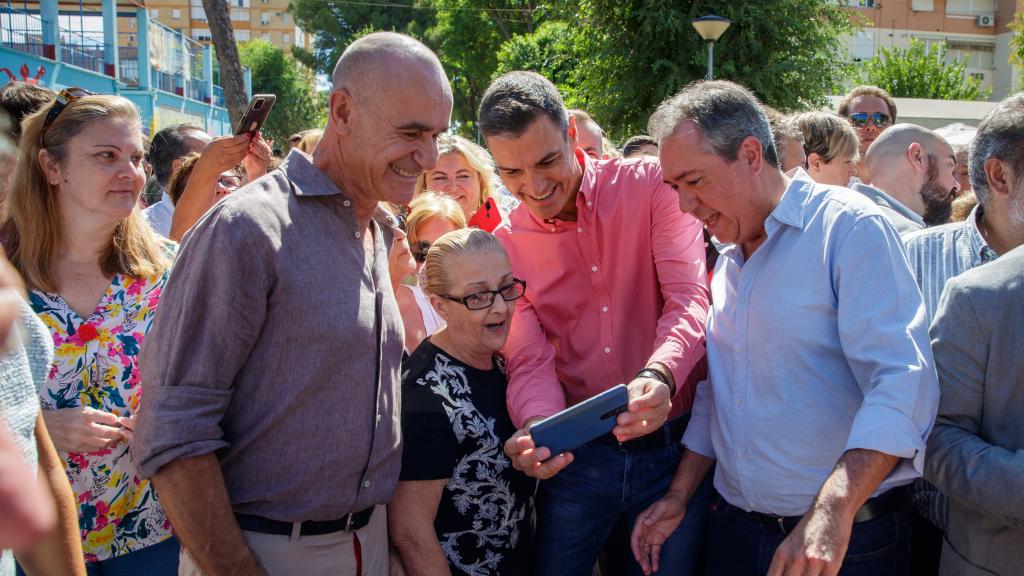 Pedro Sánchez (c), junto al líder del PSOE andaluz, Juan Espadas (d), y el alcalde de Sevilla, Antonio Muñoz (i).