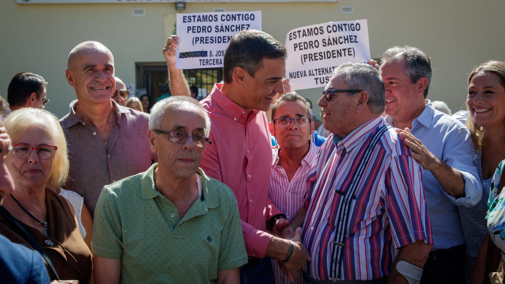 Pedro Sánchez en Pino Montano (Sevilla). Al fondo, pancartas de apoyo.
