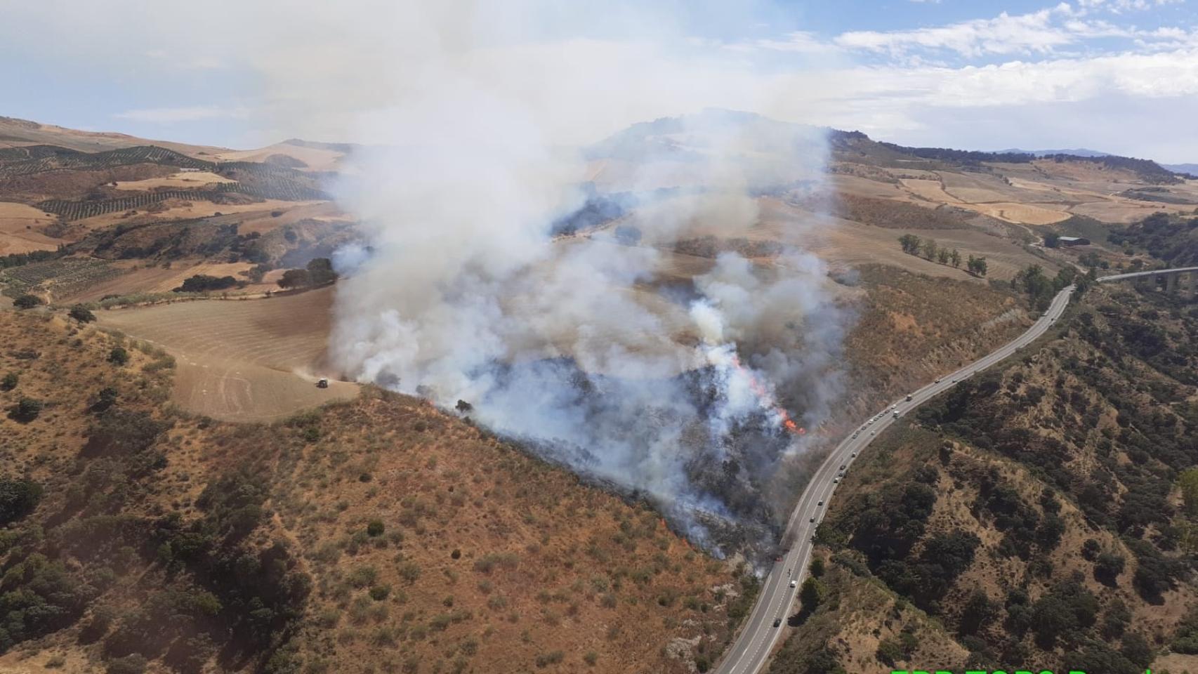 Declarado un nuevo incendio forestal en Montecorto tras arder un vehículo en la A-374.