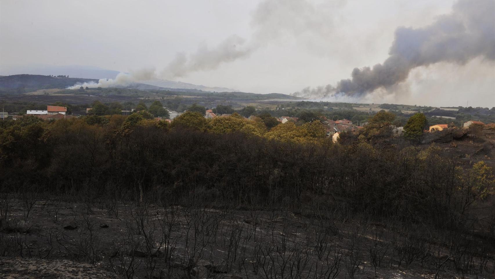 Vista de los puntos de fuego del incendio en la parroquia de Montes, en Cualedro, Ourense, Galicia (España).