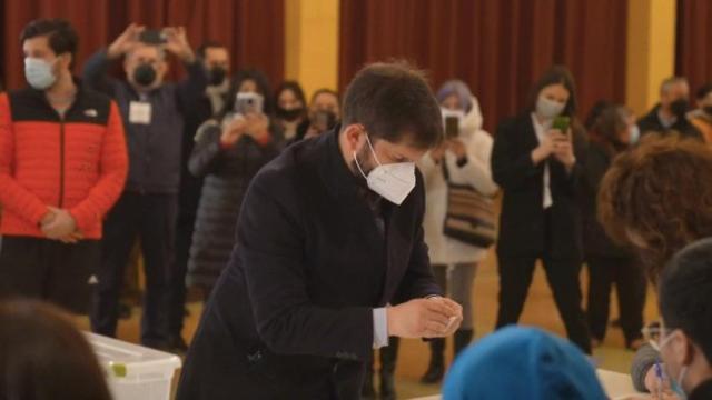 La ministra de Defensa de Chile, Maya Fernández, y varios militares inspeccionan un colegio electoral para el referéndum.