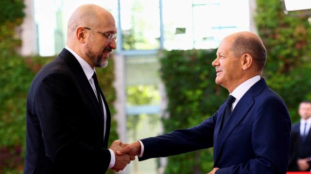 El canciller alemán, Olaf Scholz, recibe al primer ministro ucraniano, Denys Shmyhal, en Berlín este domingo.