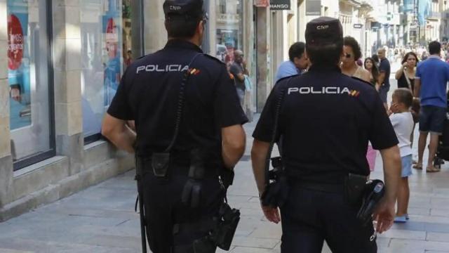 Dos agentes de la Policía Nacional, en imagen de archivo.