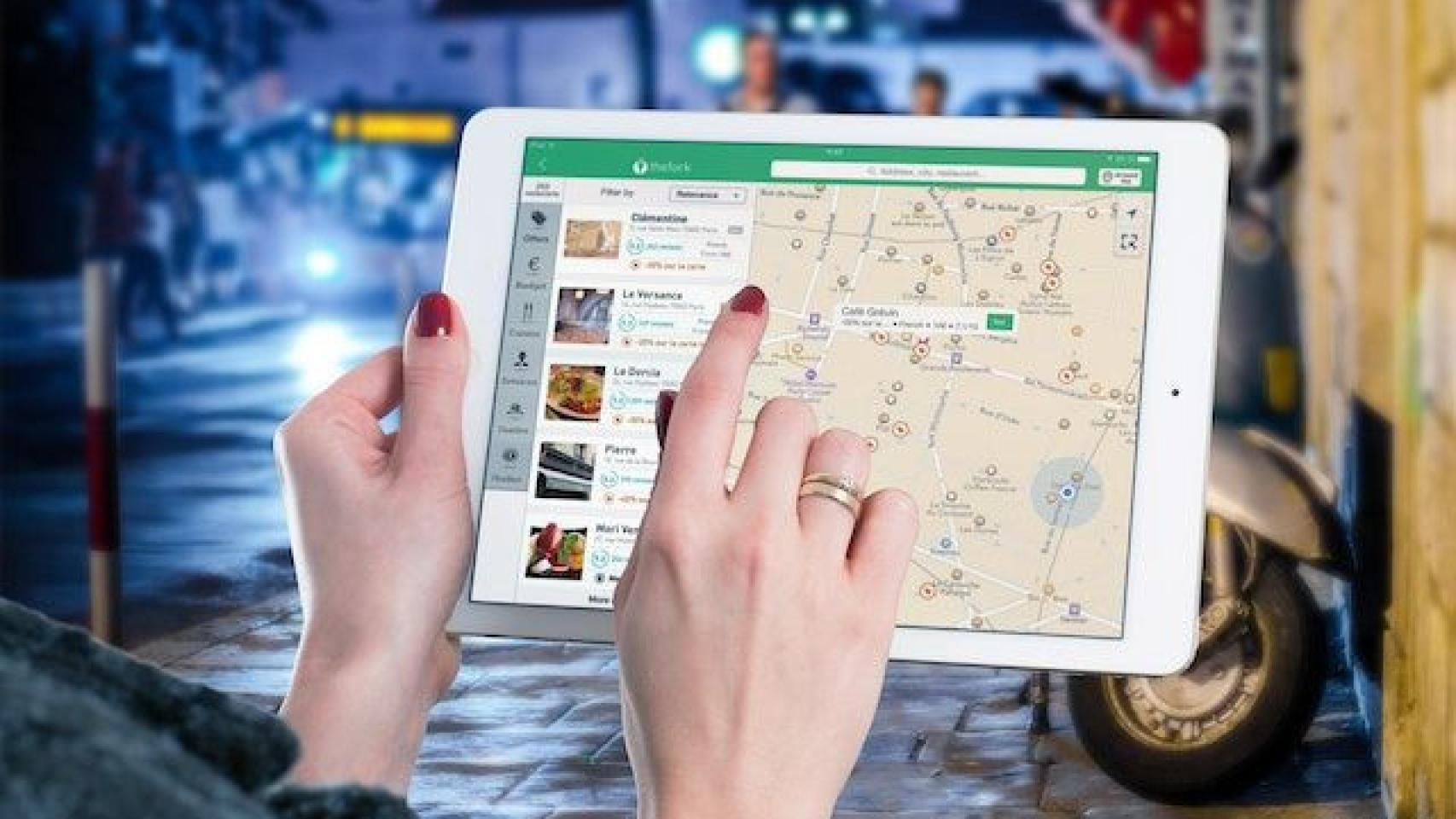 Una persona buscando sistemas de información geográfica