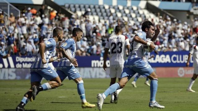 Alberto Escassi celebra el gol del Málaga contra el Albacete.