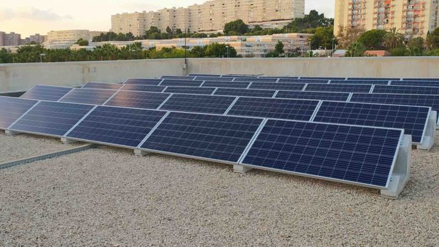 La instalación de paneles solares en los colegios de Alicante es una de las inversiones hechas desde el Ayuntamiento.