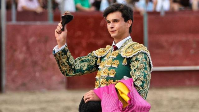 El vallisoletano Daniel Medina paseando una oreja en la plaza de toros de La Granja