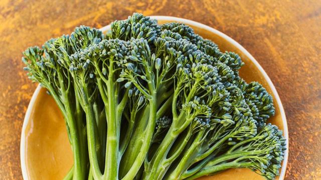 Aunque es similar al brócoli, su aspecto tiene algunas diferencias.