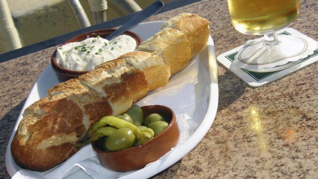 El consumo habitual de alcohol y las dietas hipercalóricas aumentan el riesgo de cáncer.