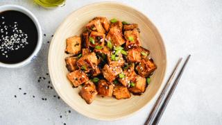 Receta básica de tofu firme salteado.